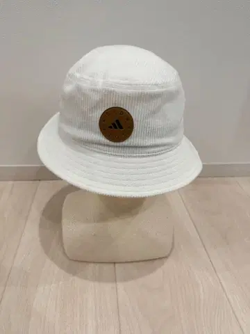 아디다스 코듀로이 버킷햇 화이트
