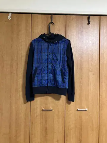 그라니프 네이비와 파랑의 후드 부착 후드티