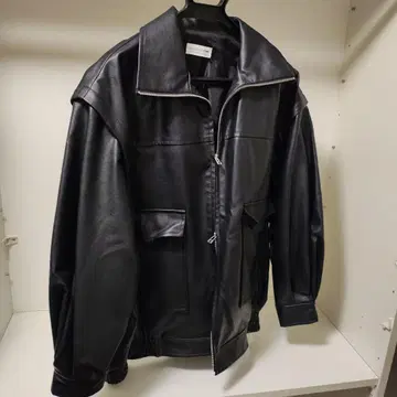 블랙 가죽 아우터 지퍼 포함