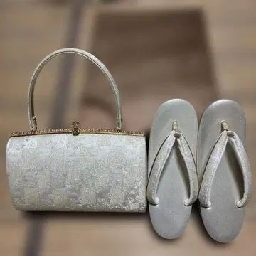 예복용 실버 핸드백과 조리 세트