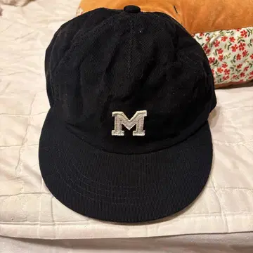 블랙 M 자수 코듀로이 캡