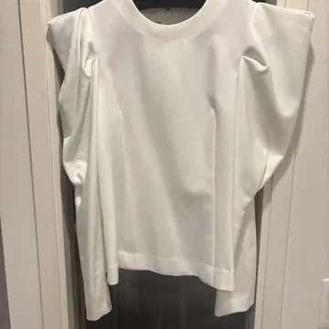 화이트 퍼프 슬리브 셔츠