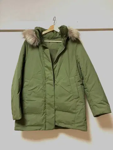 유니클로 심리스 다운 올리브 후드 부착 다운 자켓 S