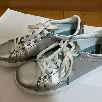 실버 메탈릭 스니커즈