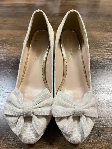 아이보리 리본 포함 펌프스