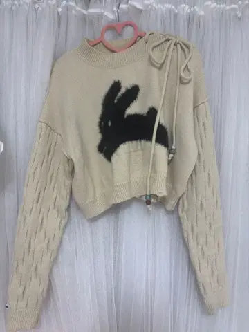 MAMC 토끼 자수 크롭 니트