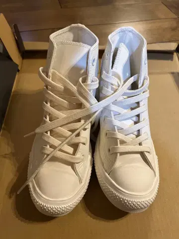 화이트 하이컷 스니커즈