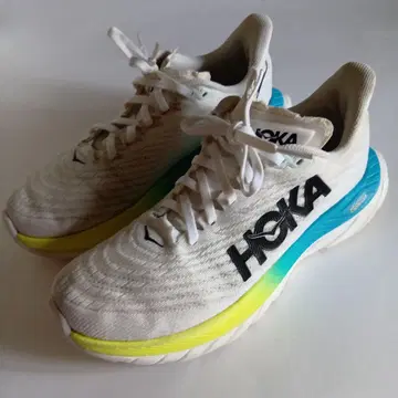 가격 인하! HOKA 스니커즈