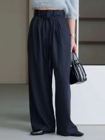 [ 새상품 ] Kastane 핀스트라이프 슬랙스 네이비