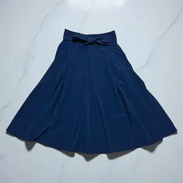 아름다운 실루엣 허리 리본 플레어 스커트 네이비 드레이프감 소재 M