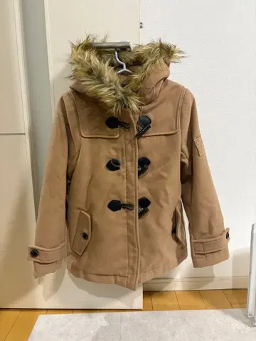 베이지 더플 코트 퍼 달린 후드 구제 의류