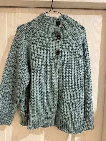 버튼 달린 하이넥 니트 가디건