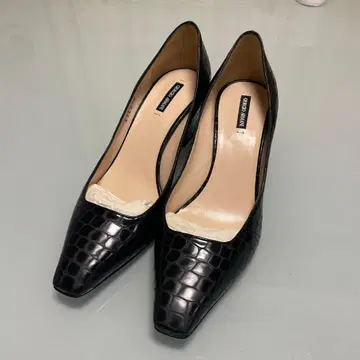 조르지오 아르마니 블랙 펌프스