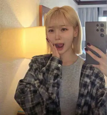 르세라핌 채원 착용 FILLUMINATE 셔츠 M