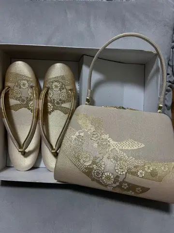 베이지 꽃무늬 자수 핸드백과 조리 세트