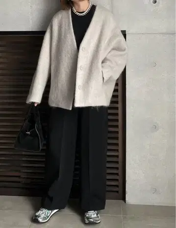 LOHEN 로헨 샤기 칼라리스 코트 화이트