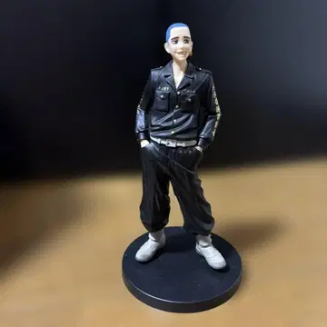 피규어 블랙 자켓과 팬츠