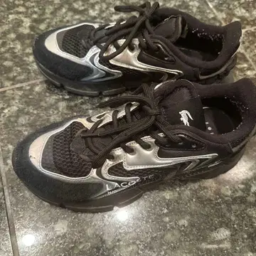 LACOSTE 블랙 실버 스니커즈