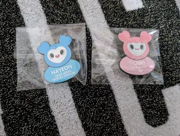 NAYEON MOMO 핀 배지 세트