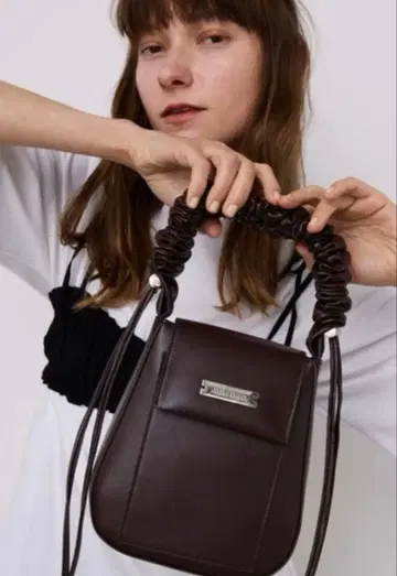 un/neu 개더 핸들 인조 가죽 플랩 백 2WAY 브라운