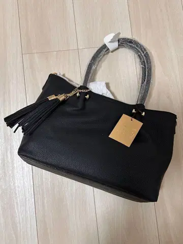 블랙 핸드백 태슬 포함