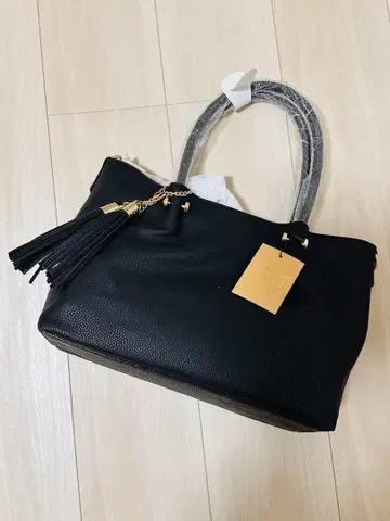 블랙 핸드백 태슬 포함