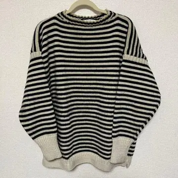 프릭스스토어 블랙 화이트 스트라이프 크루넥 니트