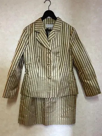 짐 톰슨 스트라이프 수트 골드 계열