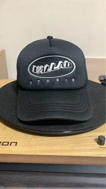 VALLAD 블랙 캡 메쉬 백