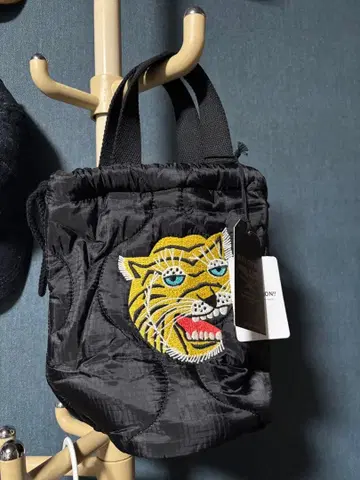 휴스턴 복조리 호랑이 자수 블랙 숄더백 미사용 새상품