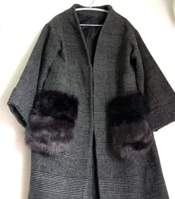 체크 무늬 퍼 달린 롱 코트