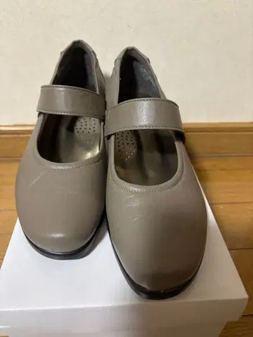 그레이 가죽 웨지 힐 펌프스