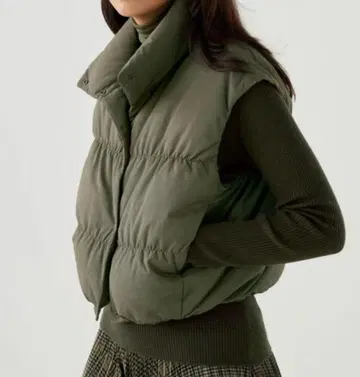 새상품급 UNIQLOC 다운 크롭 베스트 M 사이즈