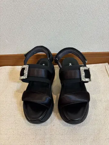 플러스 다이애나 통굽 비쥬 버클 샌들 블랙 23cm