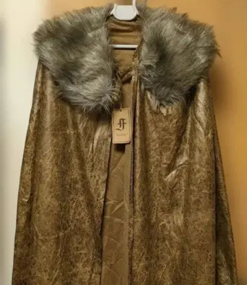 HiiFeuer 브라운 퍼가 달린 망토 코스프레 4