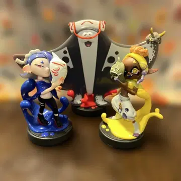 파란색 캐릭터와 옐로우 컬러 캐릭터의 피규어 스플래툰