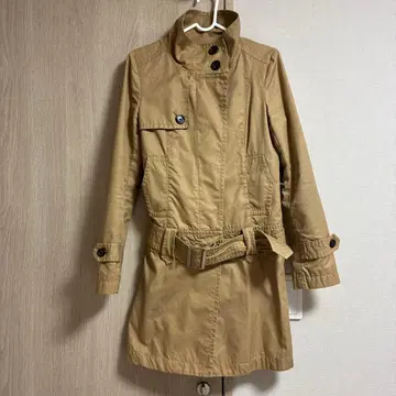 베이지 트렌치코트 사이드 포켓 포함