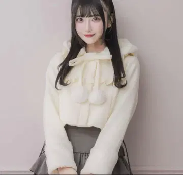 pium 퍼 리본 요크 프릴 숏코트 화이트