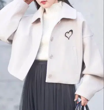 Chico 치코 브로치 부착 울 숏 기장 코트 그레이쉬 베이지