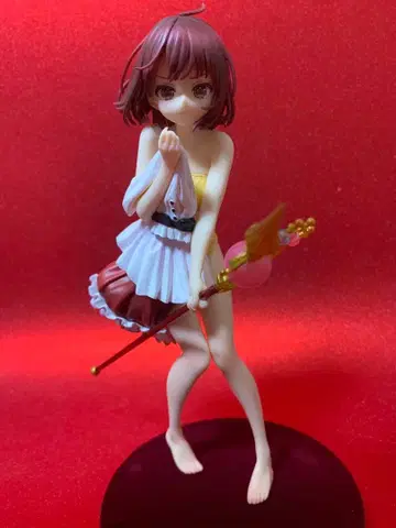 갈아입는 피규어 화이트 레드 의상 지팡이 들고 있음