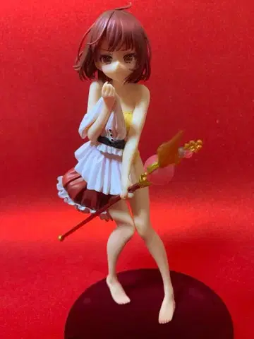 갈아입는 피규어 화이트 레드 의상 지팡이 들고 있음