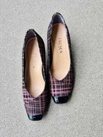 FRESCA 블랙과 핑크 체크 무늬 펌프스