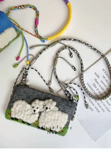 새상품급 미사용 양 펠트 자수 숄더백