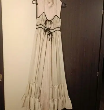 에이미 이스트 월 슬리브리스 롱 원피스 크림색