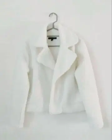 [ 새상품 ] 바나나 브릭 보아 숏코트 화이트