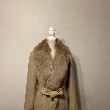 퍼 달린 베이지 롱 코트