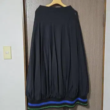 UN3D. 블랙 벌룬 실루엣 롱 스커트