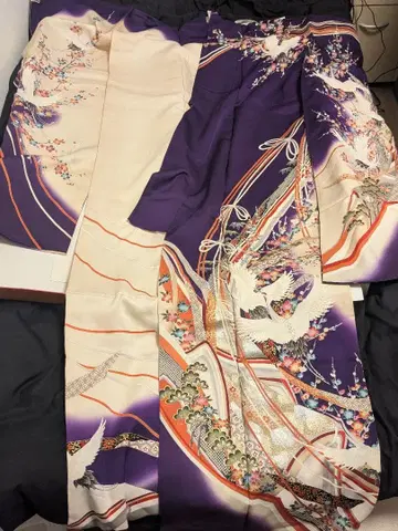 후리소데 보라색과 크림색 학과 꽃 자수