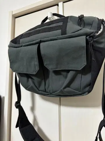 Foxfire 숄더백 (차콜)