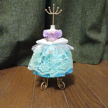 스카이블루와 보라색 레이스 드레스 마네킹